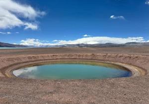 una pequeña piscina de agua en medio de un desierto en Alquiler Temporario Catamarca en San Fernando del Valle de Catamarca