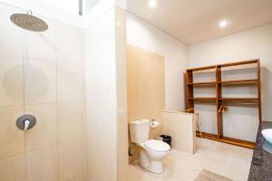 ein Badezimmer mit Toilette, Dusche und Waschbecken in der Unterkunft Casa Margarita Bali in Canggu + 61 Fotos