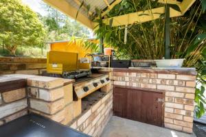 kuchnia na świeżym powietrzu z grillem na murze w obiekcie Tweed Hinterland Eco Cabin 