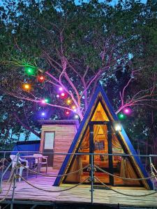 Mangatarem的住宿－Arzel Resort，夜晚甲板上灯火的小屋