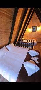 a bedroom with two beds in a attic at Komilo vadi bungalov in Çamlıhemşin