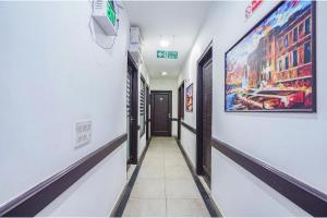 korytarz budynku z obrazem na ścianie w obiekcie FabHotel City Chalet Saket w Nowym Delhi