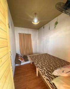sypialnia z dużym łóżkiem w pokoju w obiekcie Kubo house by the water in ELYU, Ba-ey Ad Shanom w mieście San Fernando