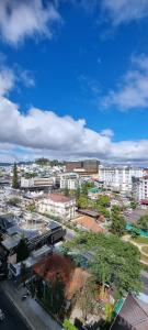 uma vista para uma cidade com edifícios e uma rua em DẠ LAN HOTEL em Da Lat