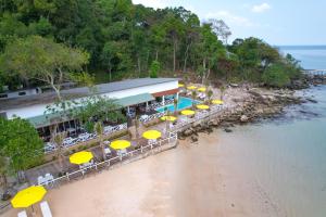 an aerial view of a restaurant with yellow umbrellas on the beach at One Beach Private Villa in Phumĭ Kaôh Rŭng Sâmlœ̆m Khnŏng