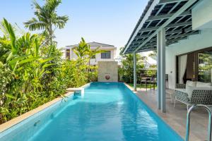 アンジュナにあるInaari by Hireavilla -5BR with Private Pool in Anjunaの別荘の裏庭にあるプール