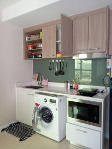 a kitchen with a washing machine and a sink at ดุสิตแกรนด์ คอนโดวิว 805 in Jomtien Beach