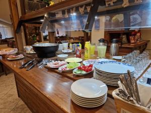 una mesa con platos de comida encima en Hostinec Staré Hory, en Staré Hory