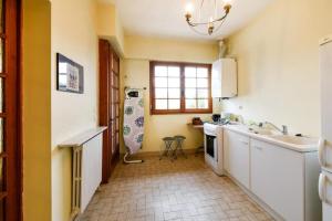 a kitchen with a sink and a counter top at appartement bordeaux in Bordeaux