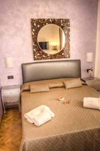 ローマにあるRelais Calamattaのベッドルーム1室(壁に鏡付きのベッド1台付)