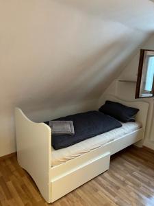 1 cama en la esquina de una habitación en Wunderschöne Maisonette Wohnung in Wendelstein - Messenähe - Nürnberg, en Wendelstein