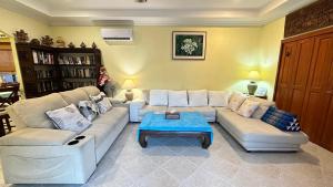 Bali Style Luxury View Talay POOL VILLA close to Beach & Walking Street的休息区