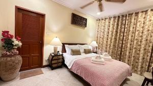 Bali Style Luxury View Talay POOL VILLA close to Beach & Walking Street客房内的一张或多张床位