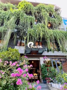 峴港的住宿－Ponte Boutique Da Nang，花店在建筑前有鲜花的花店