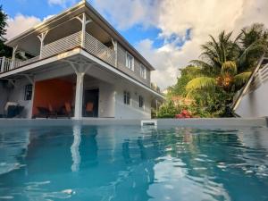 Bazén v ubytování Bas de villa avec piscine privée - Bleu Azur nebo v jeho okolí