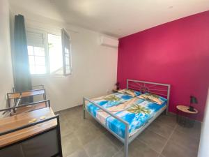 Postel nebo postele na pokoji v ubytování Bas de villa avec piscine privée - Bleu Azur