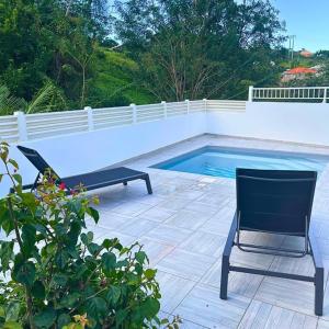 Bazén v ubytování Bas de villa avec piscine privée - Bleu Azur nebo v jeho okolí + 2 fotografie