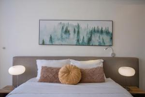 Postel nebo postele na pokoji v ubytování Keypad Hotel - 28 Dịch Vọng Hậu