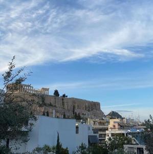 widok na miasto z górą w tle w obiekcie Arthome Acropolis View w Atenach