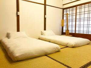 two beds sitting in a room at 勝利文旅日式民宿 in Pingtung City