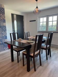 une salle à manger avec une table et des chaises noires dans l'établissement FeWo “ruhige Momente” in Waldkirch, à Waldkirch