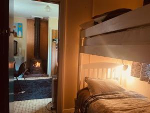 Uma cama ou camas num quarto em Basic, Super 'Cosy' Cabin in The Middle of National Park and Mountains