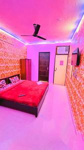 a room with a bed with a pink light at Hotel shayam in New Delhi