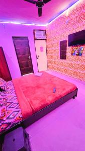 a bedroom with a bed in a purple room at Hotel shayam in New Delhi