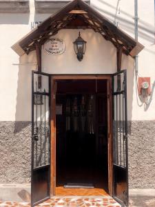 einen Eingang zu einem Gebäude mit offener Tür in der Unterkunft Casa de los Abuelos Hotel in Tecpán Guatemala