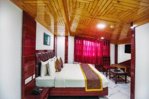 Postel nebo postele na pokoji v ubytování Hotel White Grand Shimla - IN CITY CENTRE - A Centrally AC Hotel