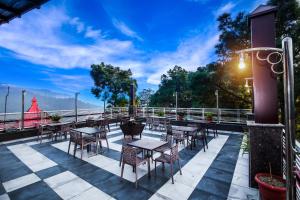 Balkón nebo terasa v ubytování Hotel White Grand Shimla - IN CITY CENTRE - A Centrally AC Hotel