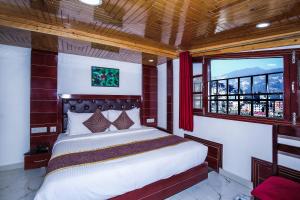 Postel nebo postele na pokoji v ubytování Hotel White Grand Shimla - IN CITY CENTRE - A Centrally AC Hotel