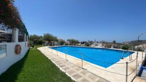 ein Pool mit einem Kettenglied um ihn herum in der Unterkunft Apartamento en La Noria Nerja by At Home Costa del in Nerja