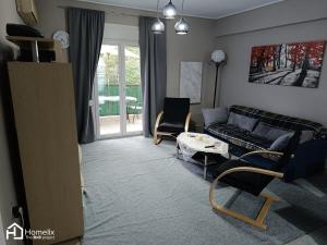 A seating area at Άνετο και ήσυχο διαμέρισμα με θέα