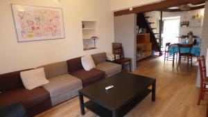 sala de estar con sofá y mesa en Gnazzano Home 1, en Loiano