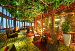 杜哈的住宿－多哈火炬酒店，天花板上设有植物的客厅