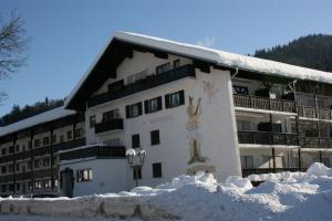 ein Gebäude mit Schnee davor in der Unterkunft Alpenspatzl in Reit im Winkl