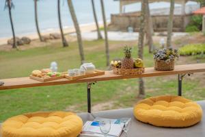 BIDONG VIEW RESORT في كوالا ترغكانو: طاولة مع كرسيين وطاولة عليها طعام