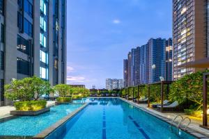 New World Guangzhou Hotel في قوانغتشو: مسبح كبير في مدينة ذات مباني طويلة