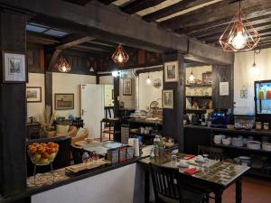 Habitación con encimera con mesa y sillas en Hotel Morand en Ruan