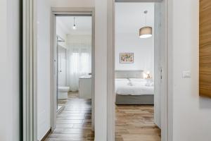 um quarto com uma cama e uma casa de banho com um espelho. em Casa Vacanze Ciampino airport and train station em Ciampino