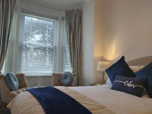 a bedroom with a large bed and a window at Portsmouth Apartment *Newly refurbished *Central in Portsmouth