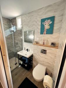 baño con aseo y lavabo y una foto de jirafa en Villadali-fr Appart Hôtel TOULON Clim, Wifi, Terrasse, Cuisine Parking Gratuit, en Toulon