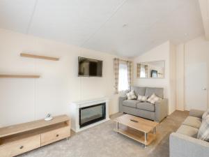 uma sala de estar com um sofá e uma lareira em Roseberry Topping - Uk42937 em Great Broughton