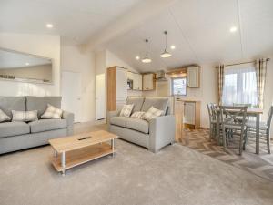 Sala de estar con 2 sofás y mesa en Wainstones Rocks - Uk42938 en Great Broughton