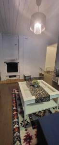 - un salon avec une table basse blanche et un tapis dans l'établissement 3 bedrooms, sauna and kitchen All house, à Pori