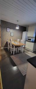 - une cuisine avec une table et des chaises dans la chambre dans l'établissement 3 bedrooms, sauna and kitchen All house, à Pori