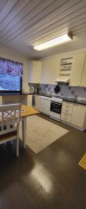- une cuisine avec une table et un banc dans une pièce dans l'établissement 3 bedrooms, sauna and kitchen All house, à Pori