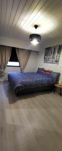 - une chambre avec un lit bleu dans l'établissement 3 bedrooms, sauna and kitchen All house, à Pori