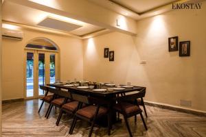 a large dining room with a table and chairs at EKOSTAY - Polaris Villa in Majorda